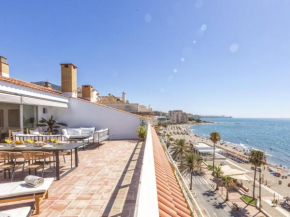 Beachfront penthouse with spectacular sea views